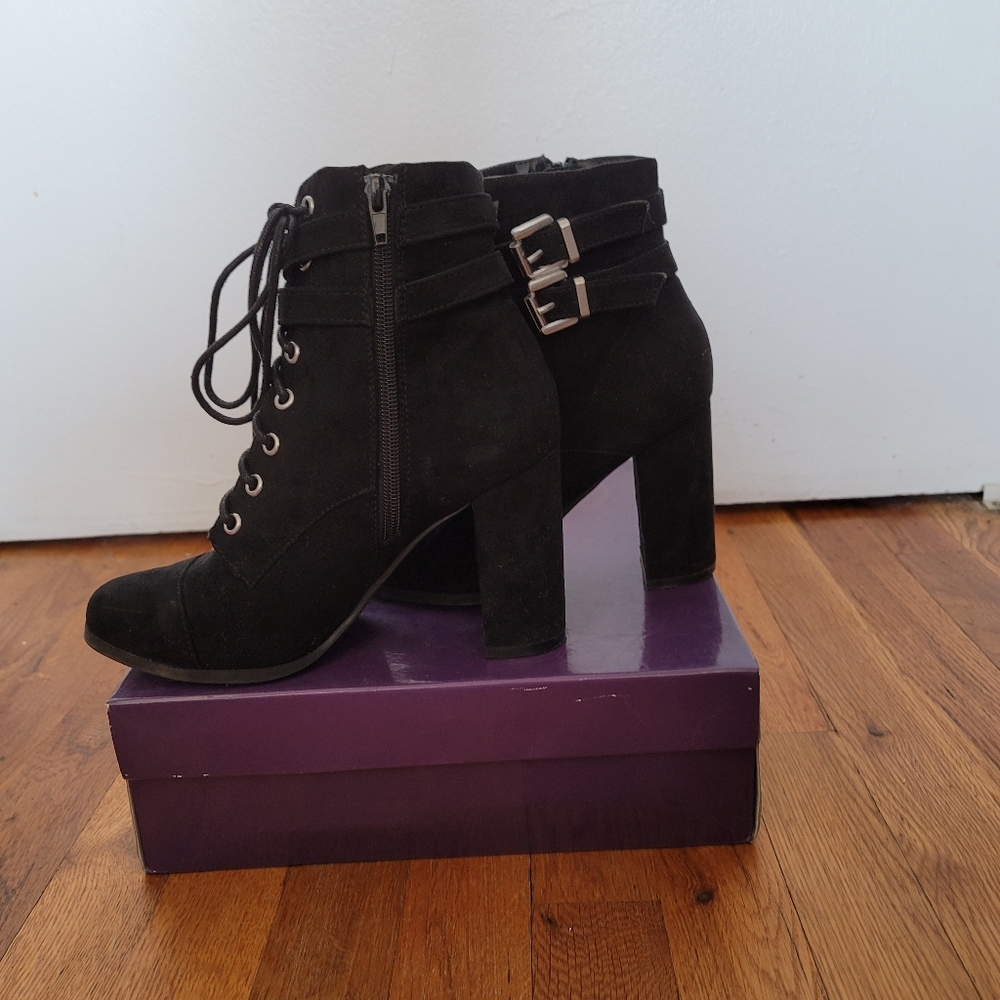 Heeled black boots with buckle
